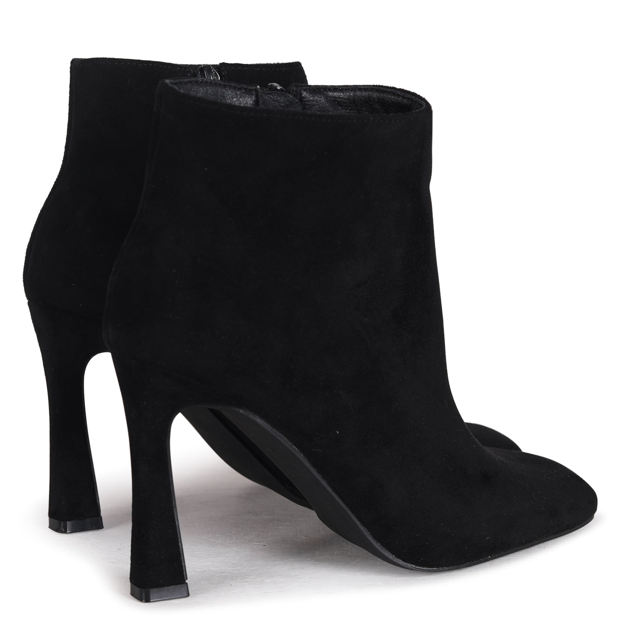 Sleek and Stylish Chelsea Boots – Perfect for Day-to-Night Looks - Image 4